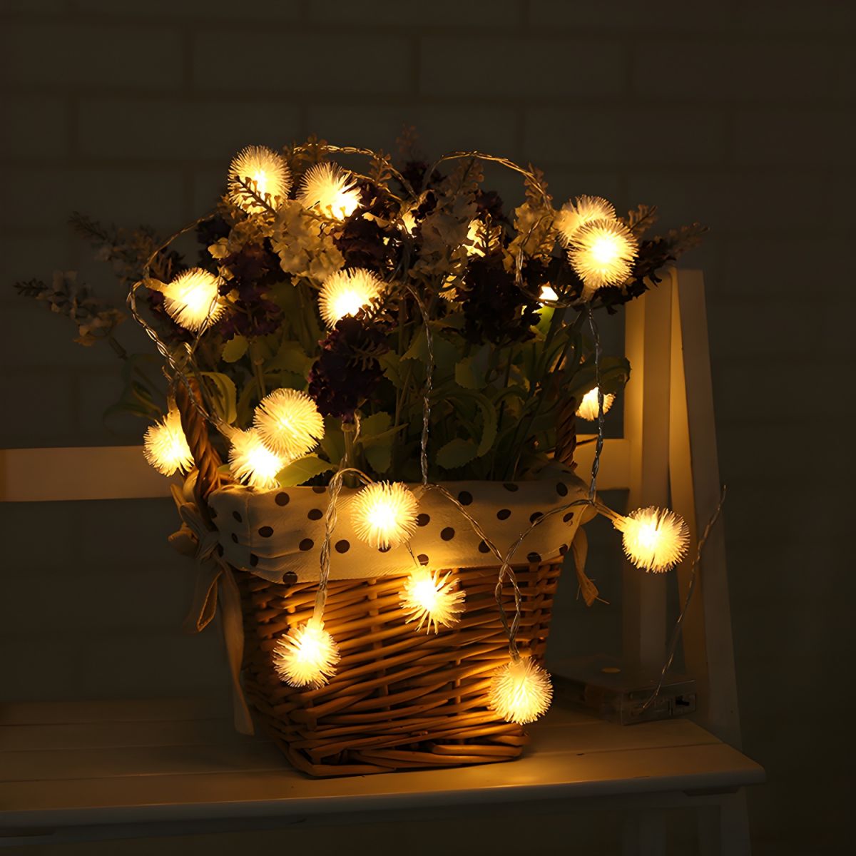 White Pompom LED String Light Modernism Plastic Solar Festive Light for Outdoor