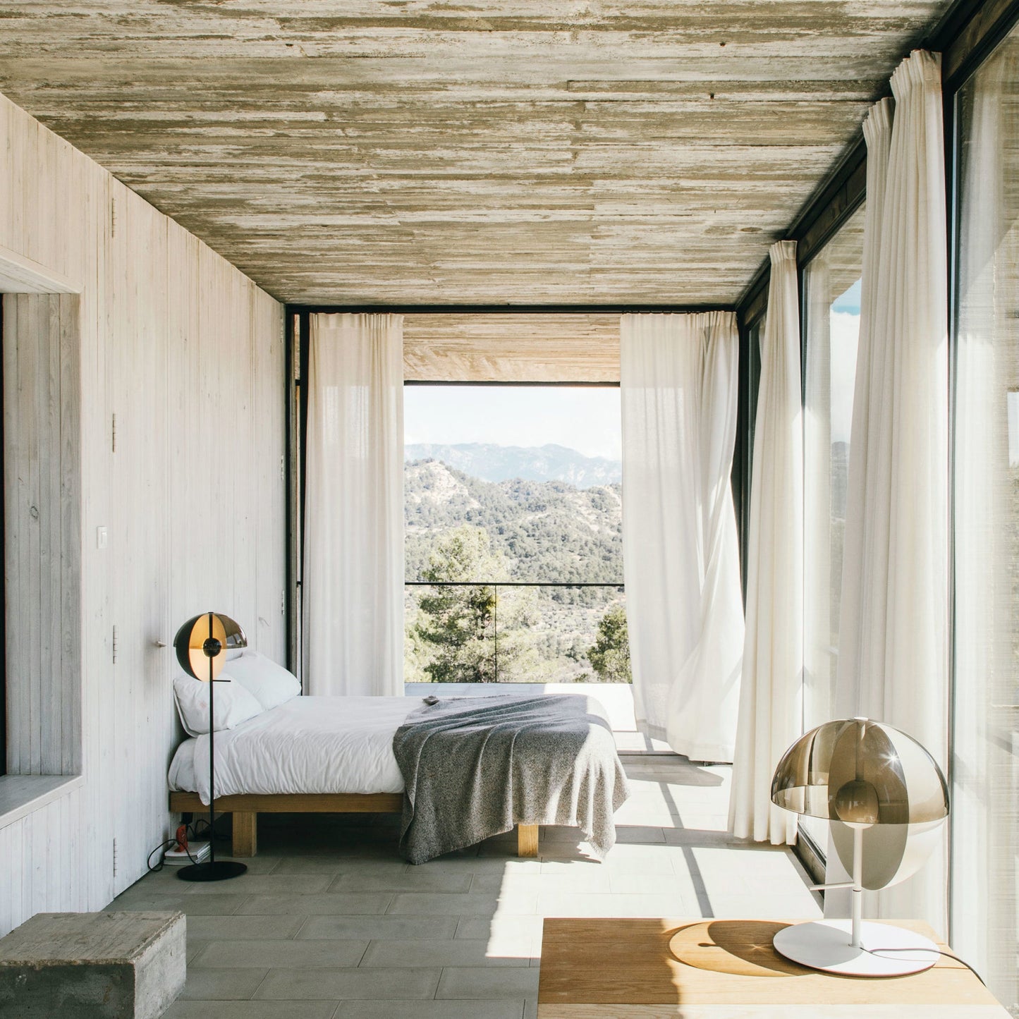 Theia M - Dimmable LED Table Lamp