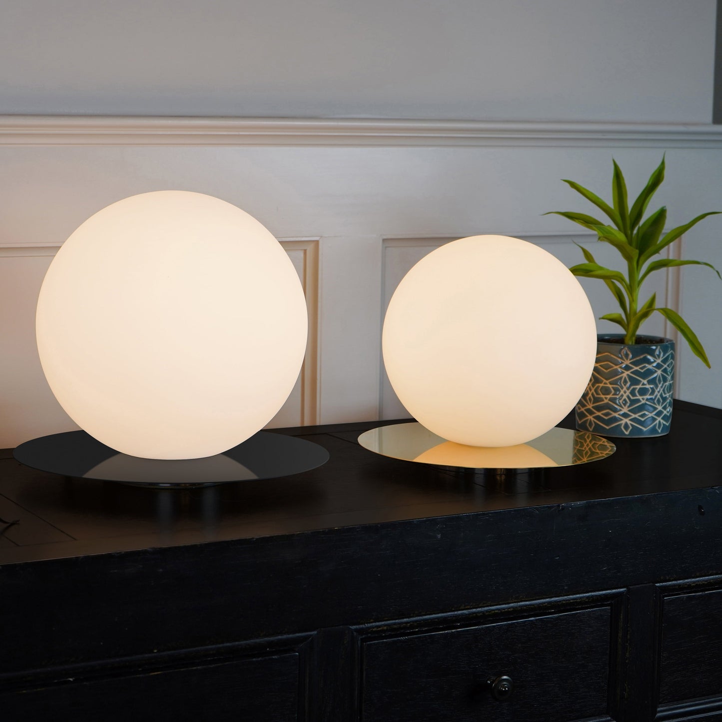 Bola Sphere Table Lamp