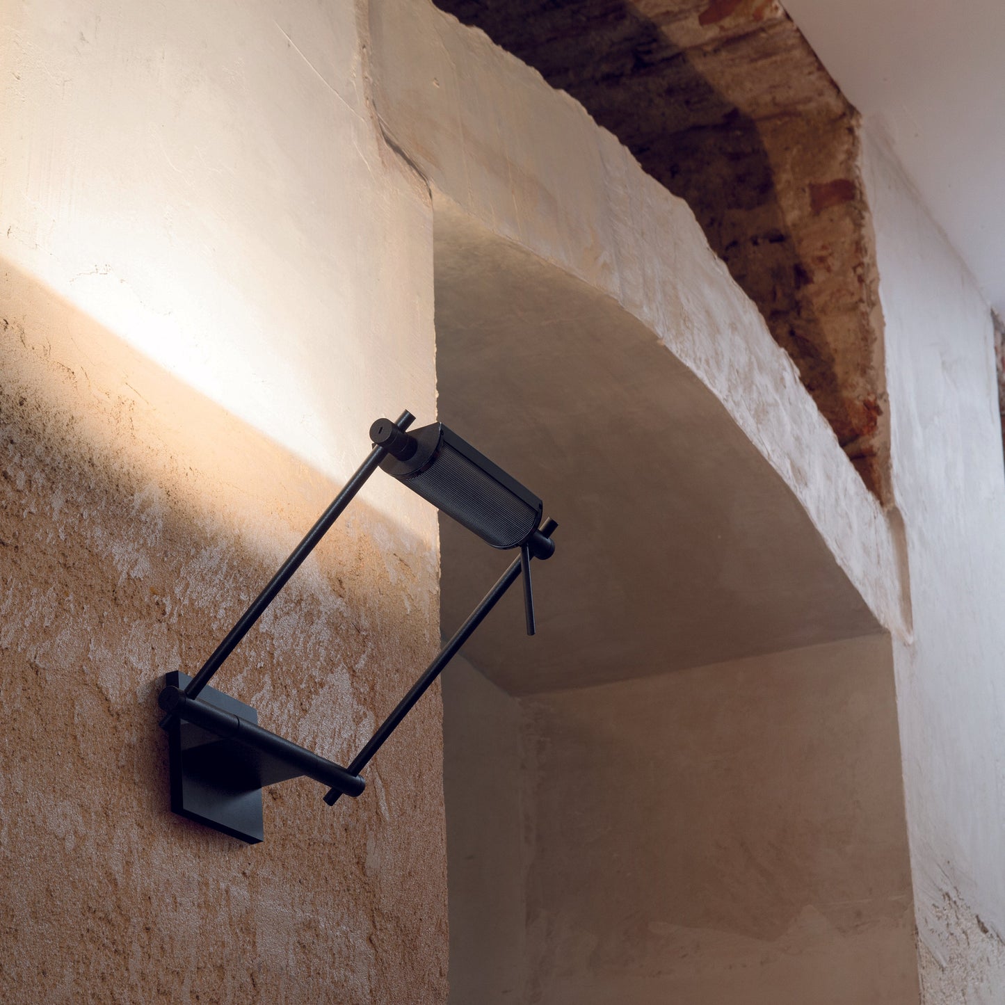 Logo 300-9 Wall Light