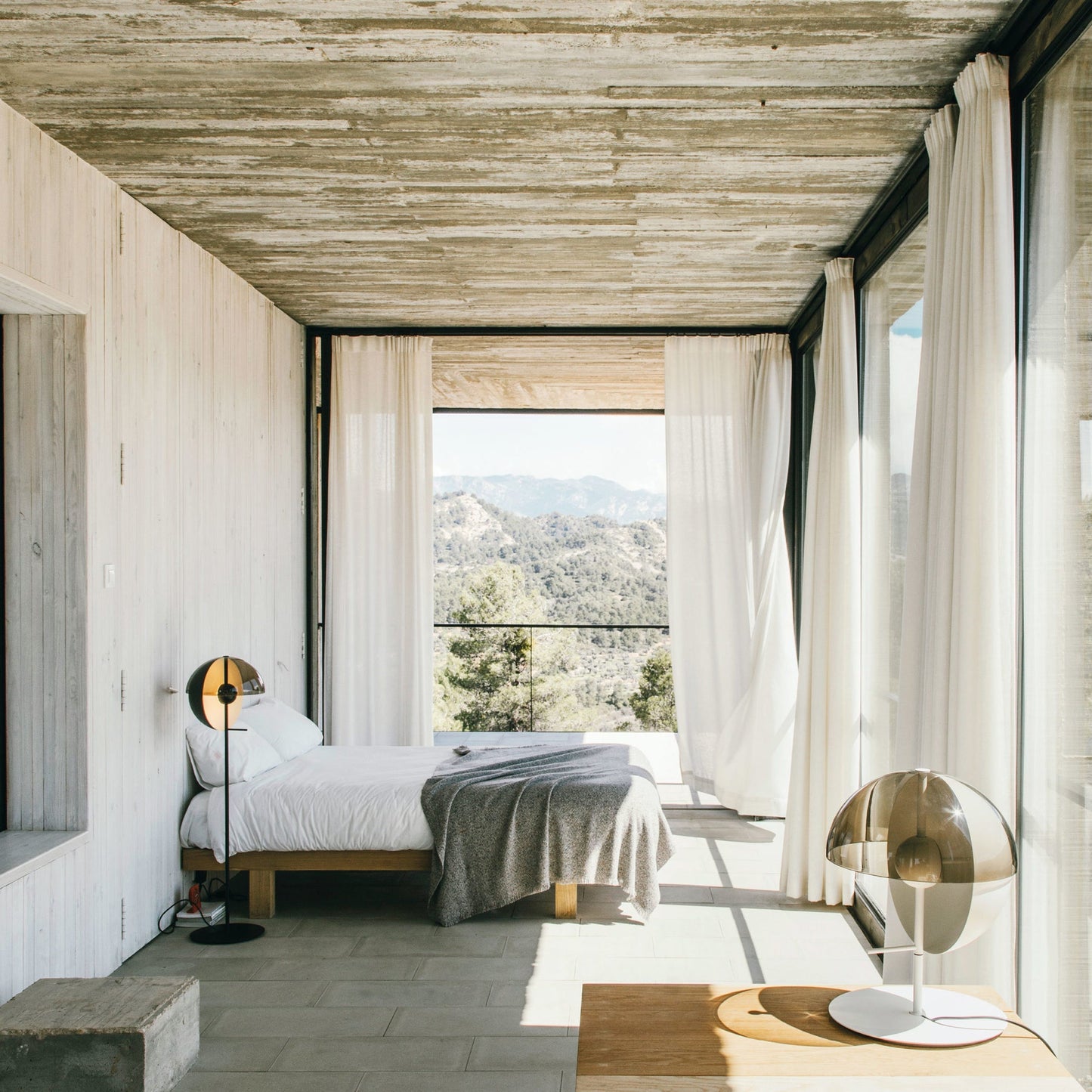 Theia M - Dimmable LED Table Lamp
