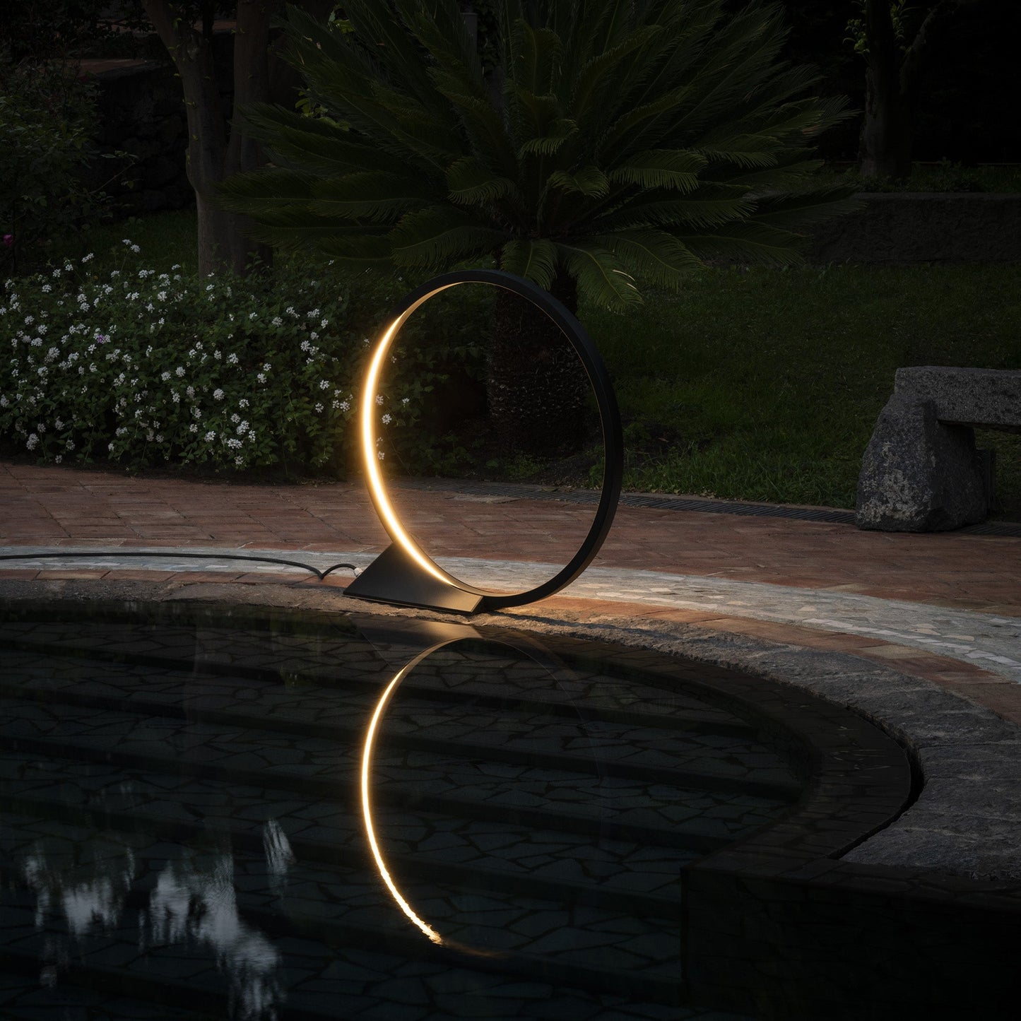 O Outdoor Floor Lamp