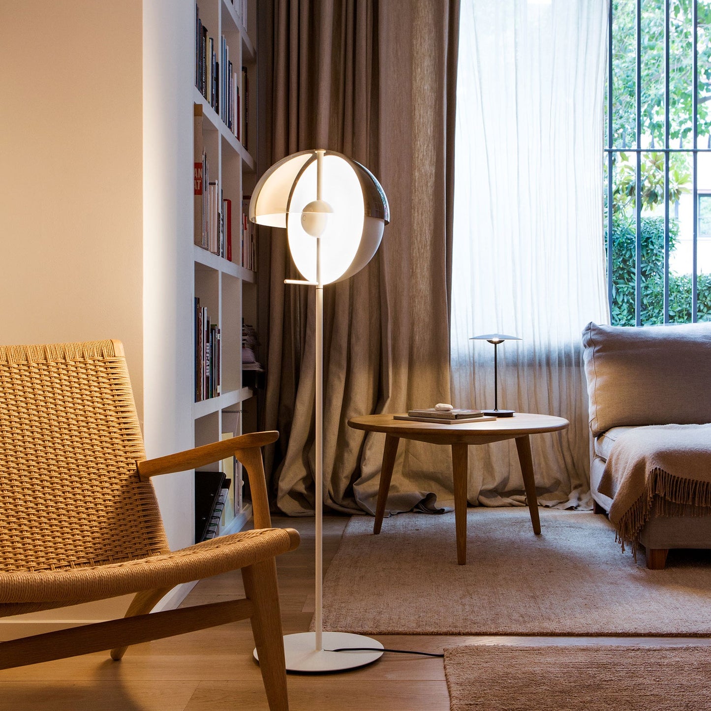 Theia P - Dimmable LED Floor Lamp