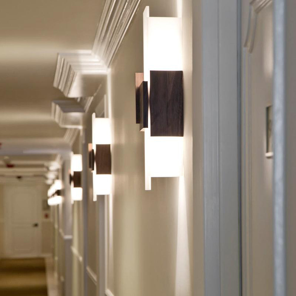 Acuo Wall Light