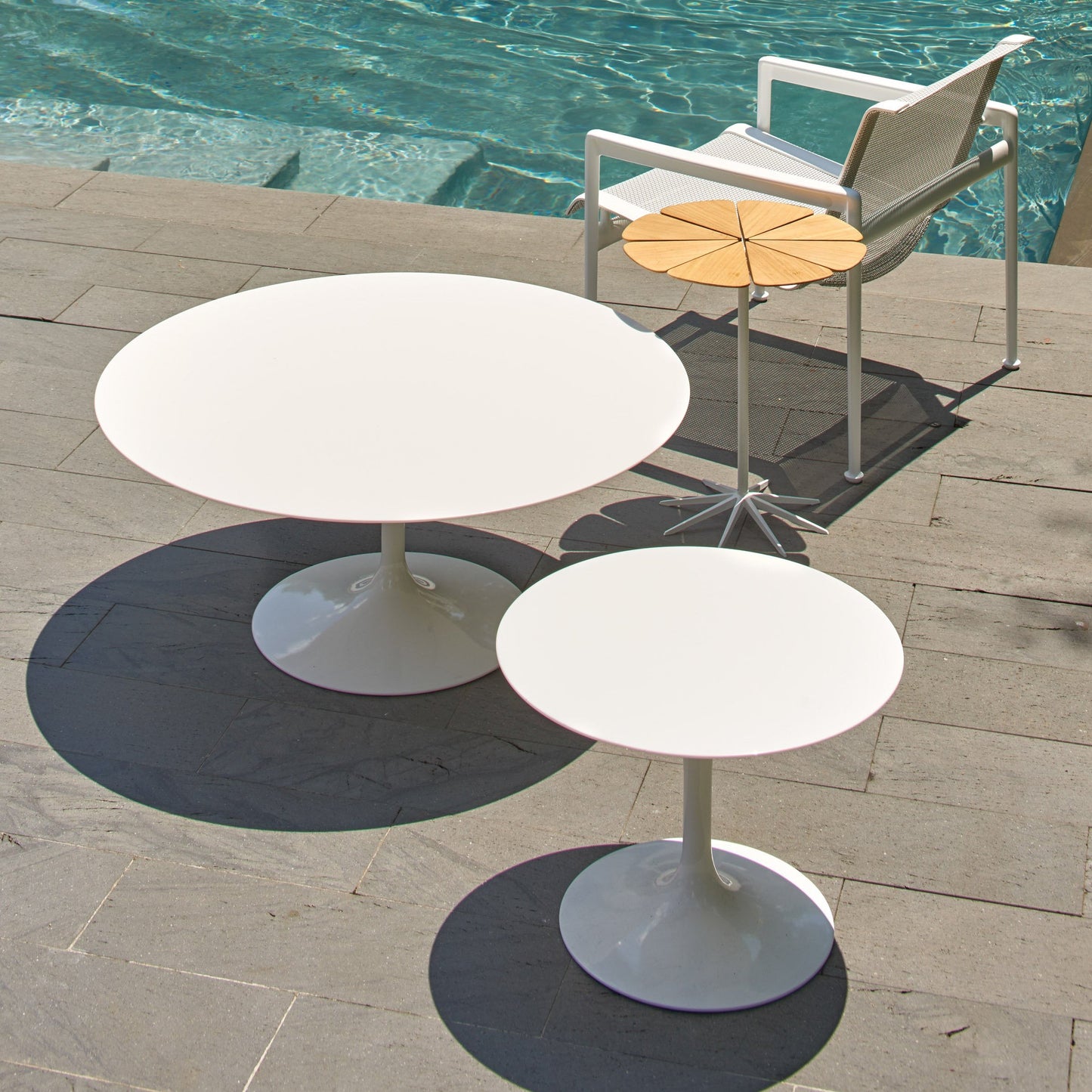 Saarinen 35" Outdoor Coffee Table