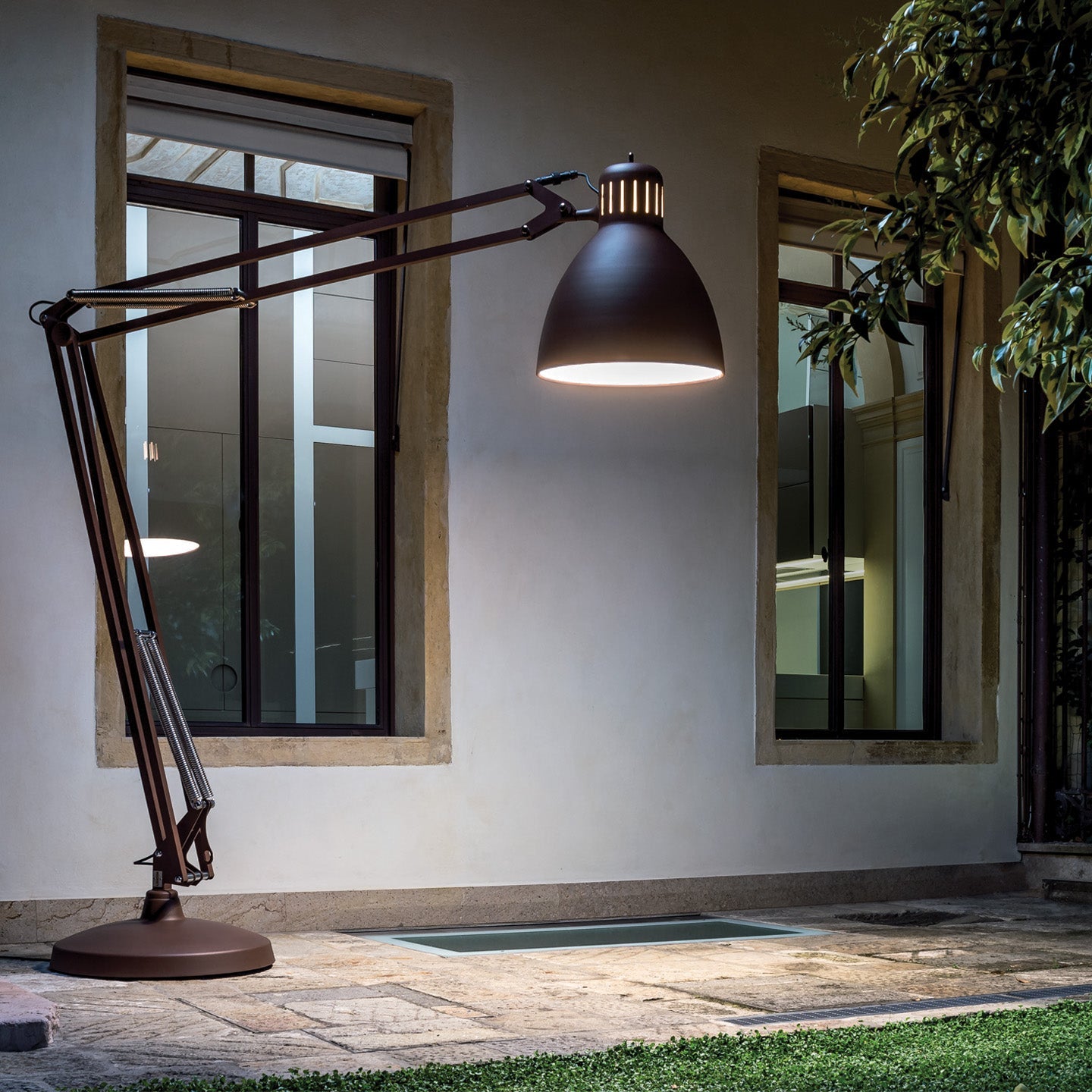 JJ Great Outdoor Floor Lamp