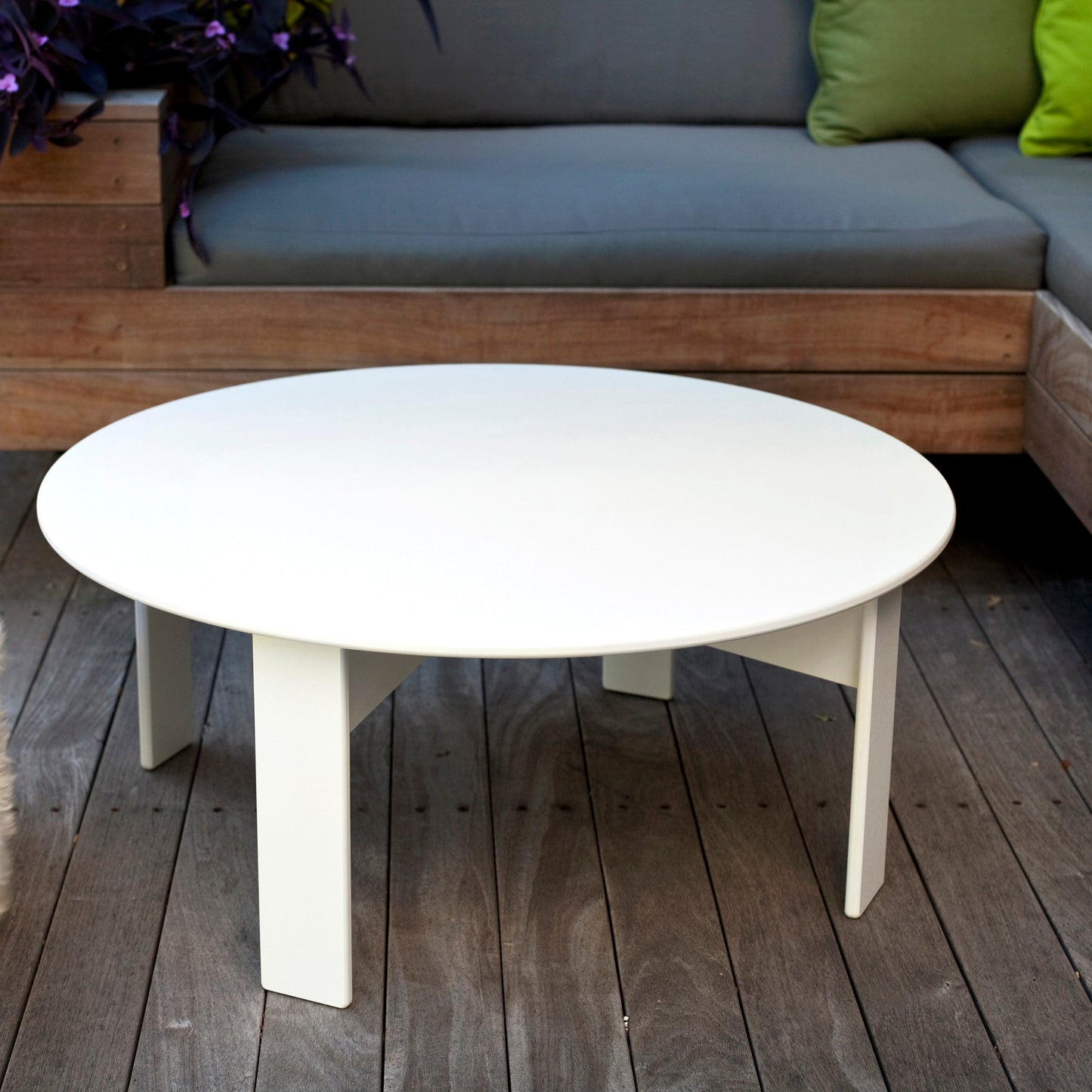 Lollygagger Round Cocktail Table